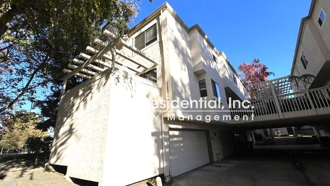 Building Photo - 2 br, 2.5 bath House - 3156 Swallows Nest Dr