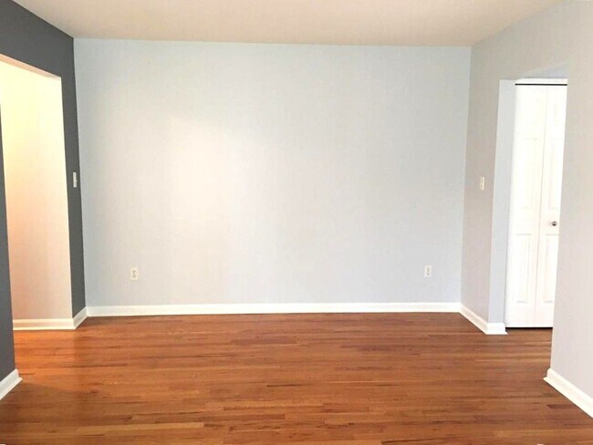 Foto del edificio - 4840 Briarwood Ave