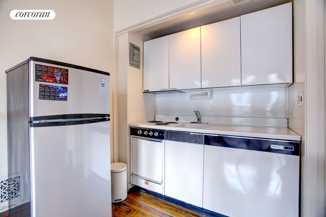 Building Photo - 47 W 84th St