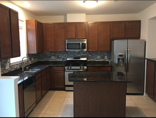 Building Photo - 1242 Evergreen Ave