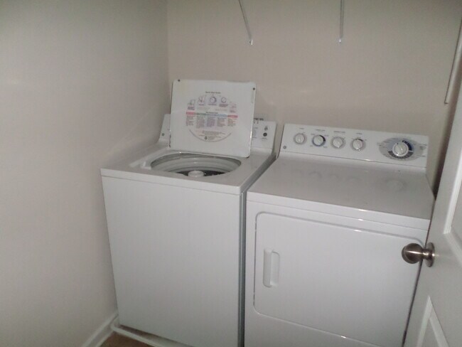 Building Photo - Ballantye Area, Lovely 3 Bedroom 2.5 Bath ...