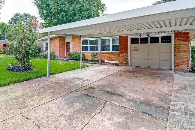 Building Photo - 5007 Poinciana Dr