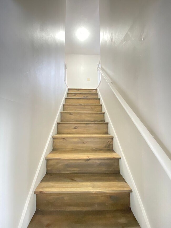 Foto del edificio - 2Bed/1Bath Townhome Available Now!