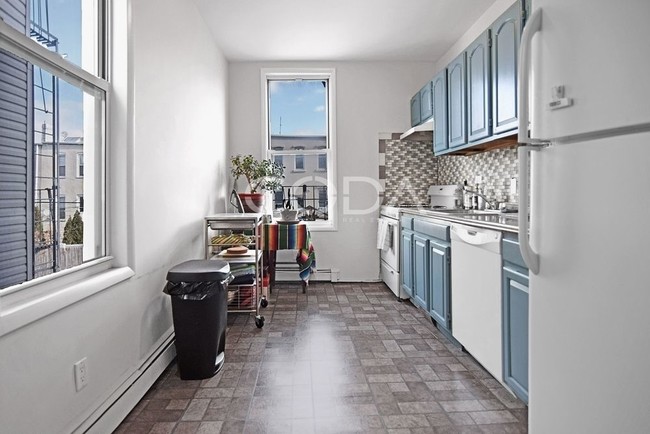 Building Photo - 58 Hausman St