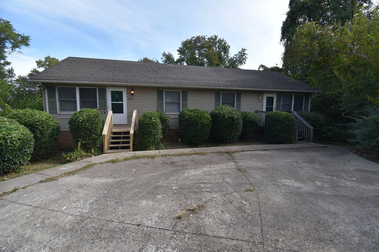 221 Park Ln Unit 221A, Clarksville, TN 37042 Room for Rent in
