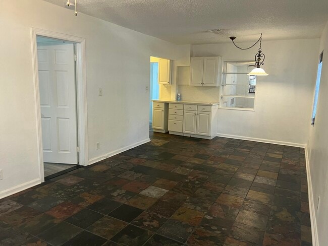 Foto del edificio - 132 E Central Blvd