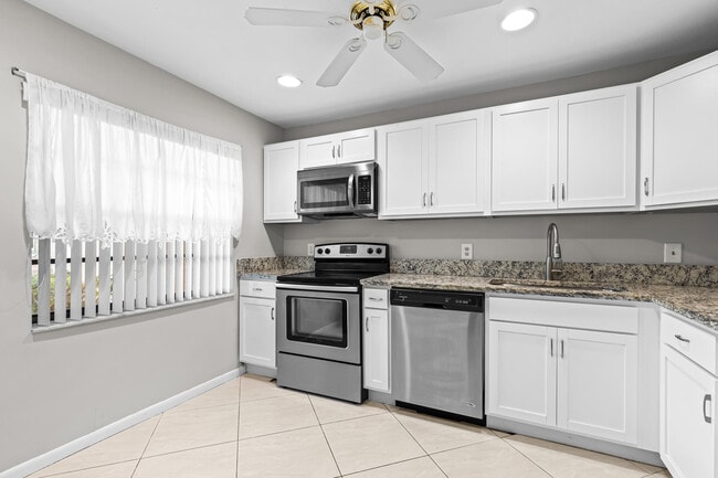 Building Photo - 9270 Vista Del Lago