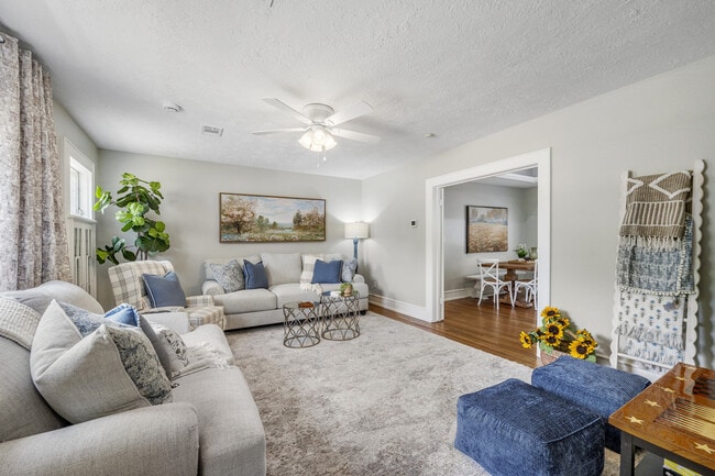 Building Photo - 728 Meadow Ln