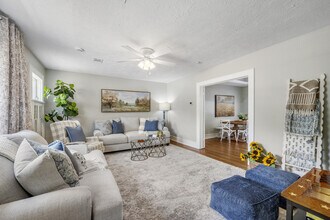 Building Photo - 728 Meadow Ln