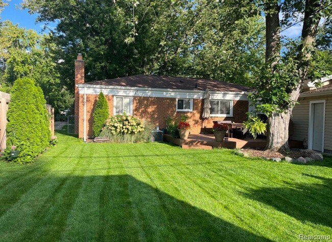 Building Photo - 1341 Catalpa Dr