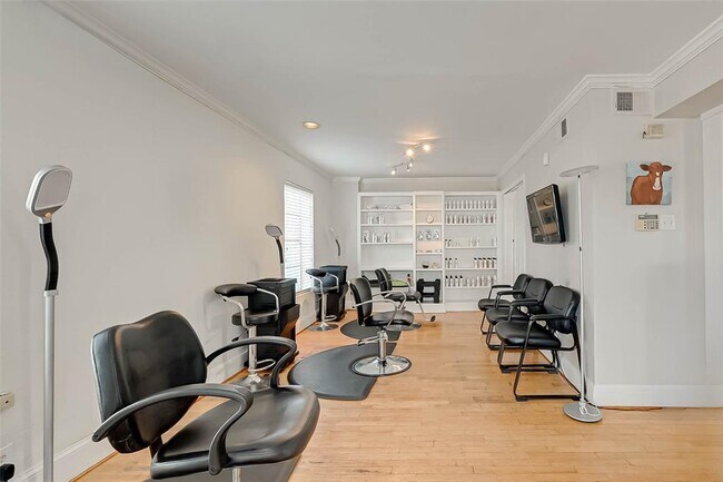 Foto del edificio - 621 W 19th St