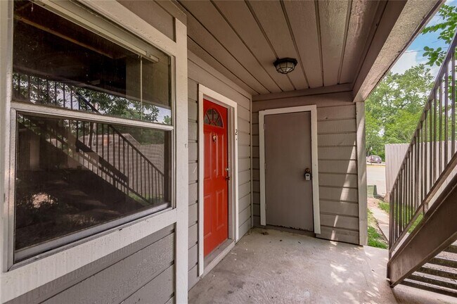 Building Photo - 2404 Sycamore Ave