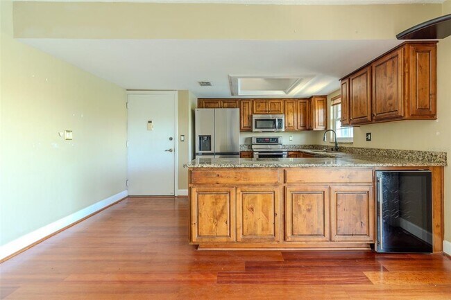 Foto del edificio - 8804 Bay Pointe Dr