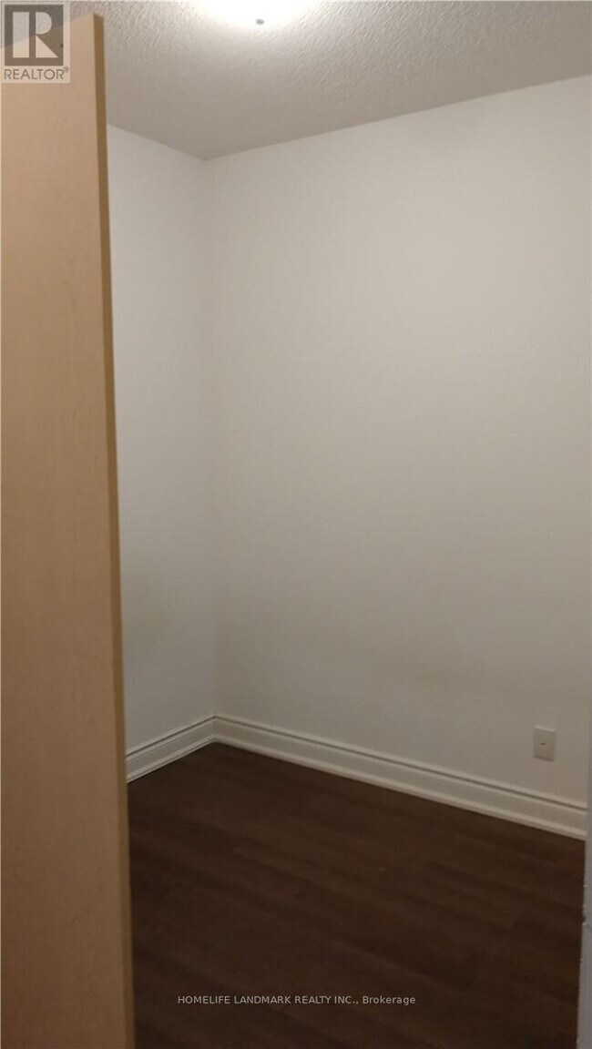Photo du bâtiment - 99 S Town Centre Blvd