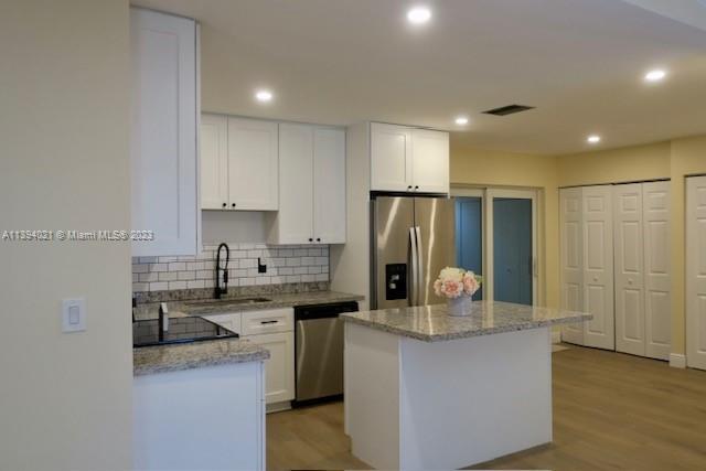 Foto del edificio - 8615 Bridle Path Ct