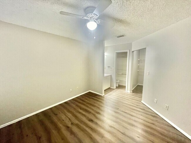 Building Photo - 2584 Grassy Point Dr