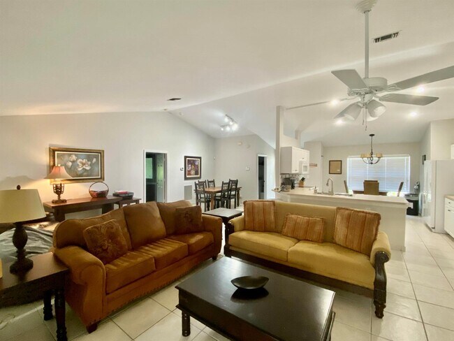 Building Photo - 1094 Raintree Ln