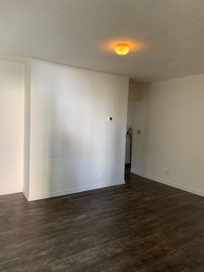 Building Photo - 404 Young St