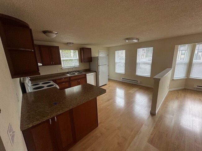 Building Photo - Upper Unit Fourplex Very Nice Spacious 2 B...