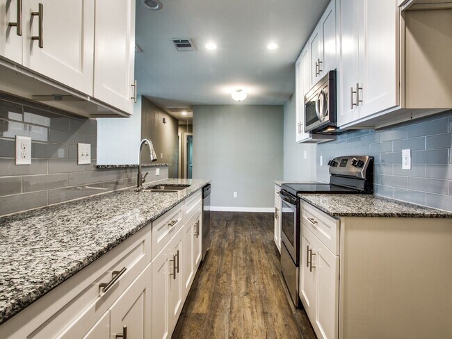 Foto del edificio - 8008-8010 Doreen Avenue