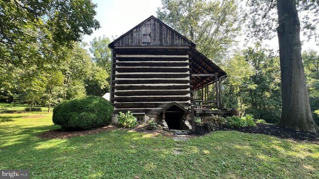 Foto del edificio - 511 Creekview Ln