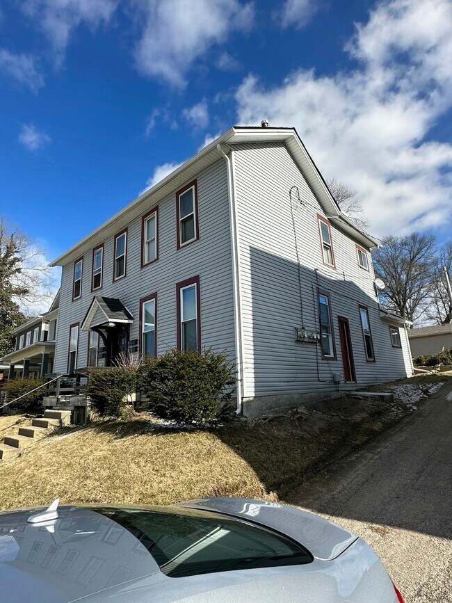 Building Photo - 316 N 10th St