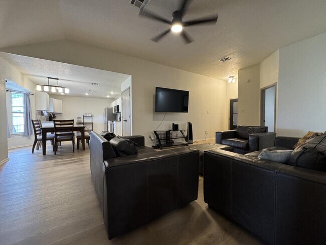 Foto del edificio - 806 James Loop