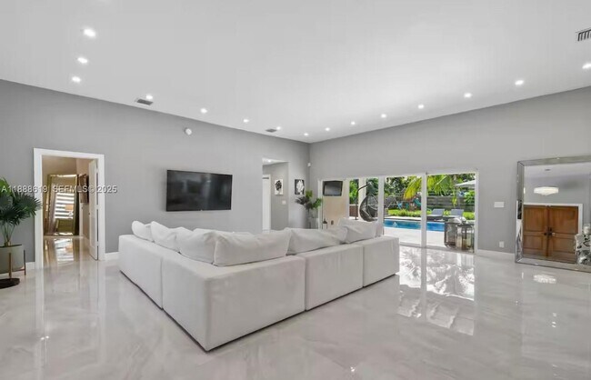 Foto del edificio - 7101 W Lake Dr