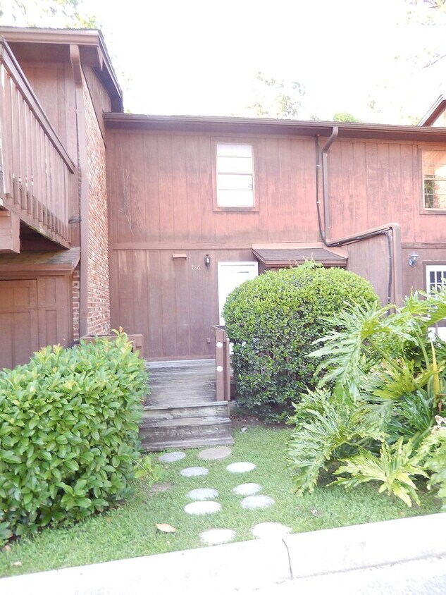 Primary Photo - COOL 2/2.5 Timbers Home w/ Deck, Washer/Dr...