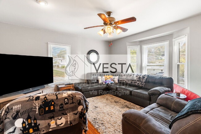 Foto del edificio - 241 N Main St