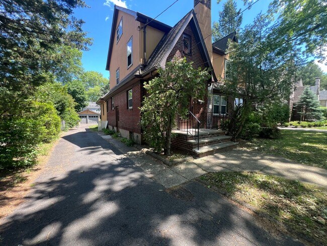 Building Photo - 325 Bogert Ave