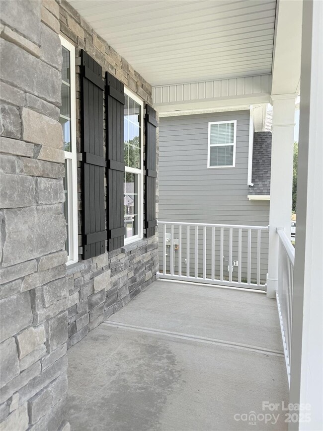 Building Photo - 5084 Silver Crk Ln