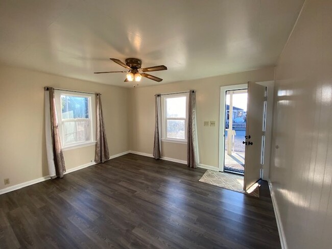 Building Photo - Henderson Center house for rent!  2/1 full...