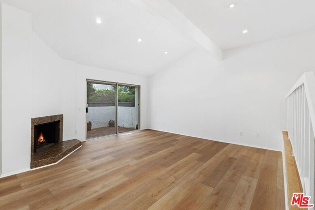 Building Photo - 1550 Palisades Dr