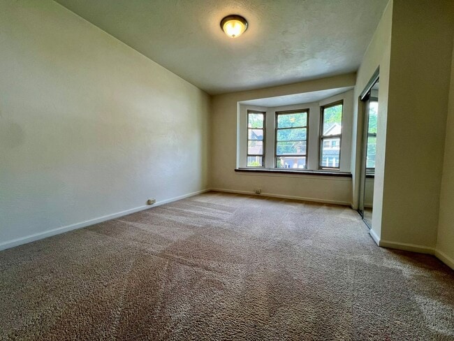Foto del edificio - Gorgeous Two Bedroom Townhouse in Squirrel Hill! Washer & Dryer Provided, Central A/C & More!