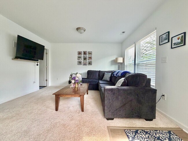 Foto del edificio - Fully Furnished 2BR/3.5BA Townhome with Garage — Minutes from Downtown Raleigh