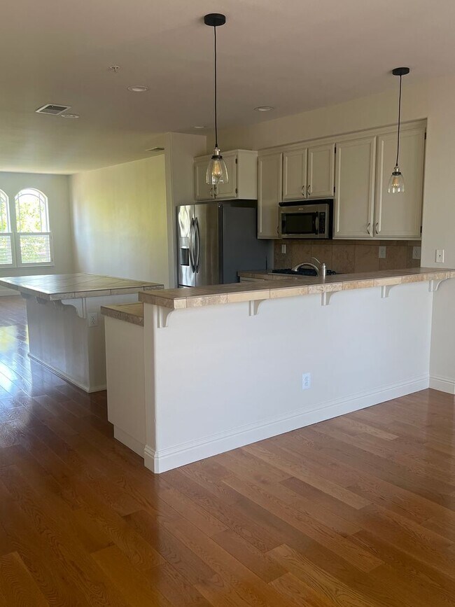 Building Photo - Well maintained 3 bedroom, 2.5 bath condo ...