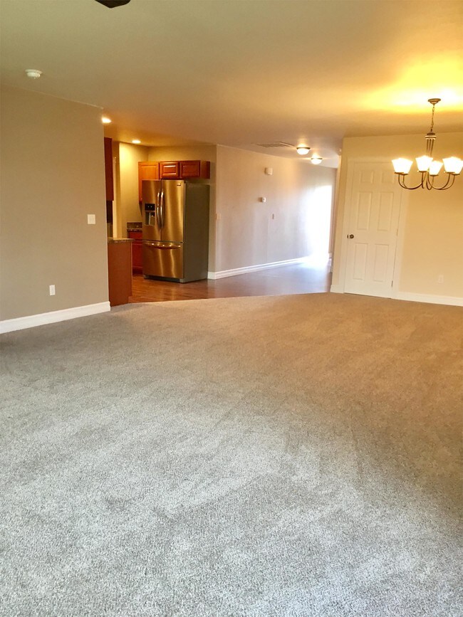Building Photo - 1122 Roza Dr