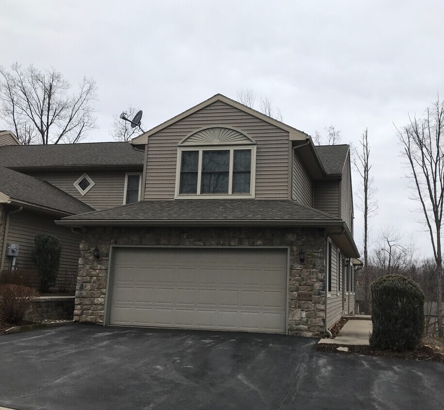 Foto principal - Spacious 3 bedroom 2.5 bedroom townhouse available early January!