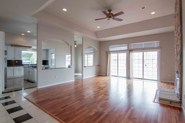 Building Photo - Beautiful Home Right on the Lake!