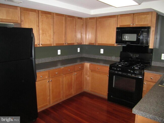 Building Photo - 1605 N Van Dorn St
