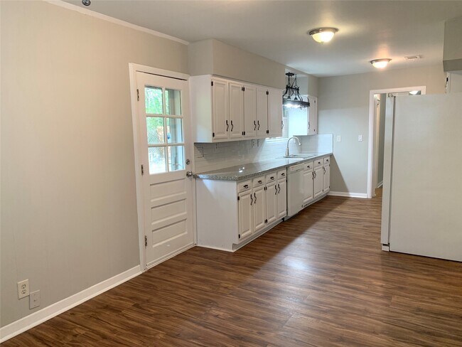 Foto del edificio - 4423 Warm Springs Rd