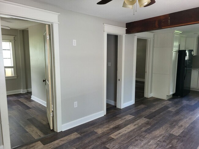 Building Photo - 2 Bdrm 1 Bath Utilities Included