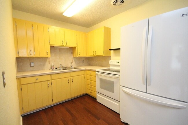 Building Photo - Modern Comfort in a Prime Location – 3-Bed...