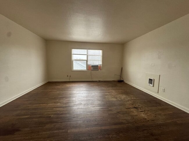 Building Photo - DEMJ620