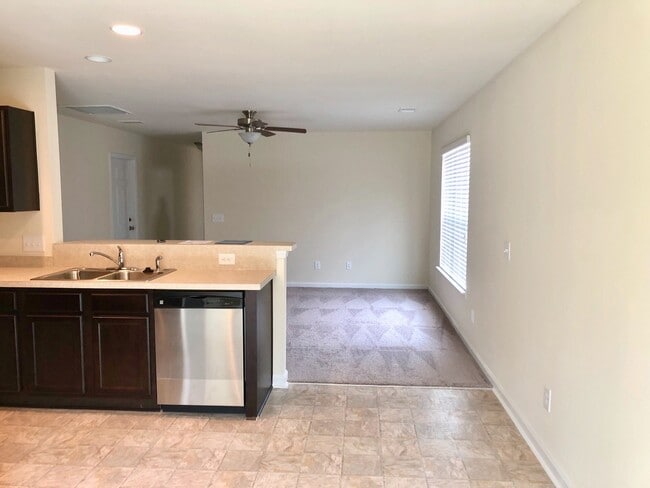 Building Photo - 3 Bedroom 2 Bath House in Lakes of Summerv...