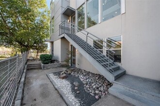 Building Photo - 959 W Bluff St