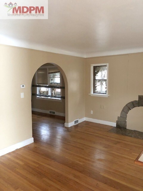 Building Photo - 10039 Mark Twain St