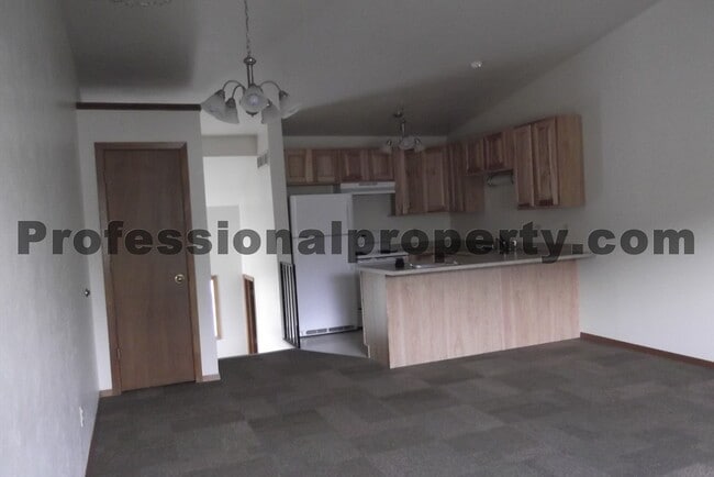 Building Photo - 806 Spartan Dr