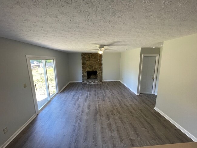 Building Photo - Large multi-level home in established neig...